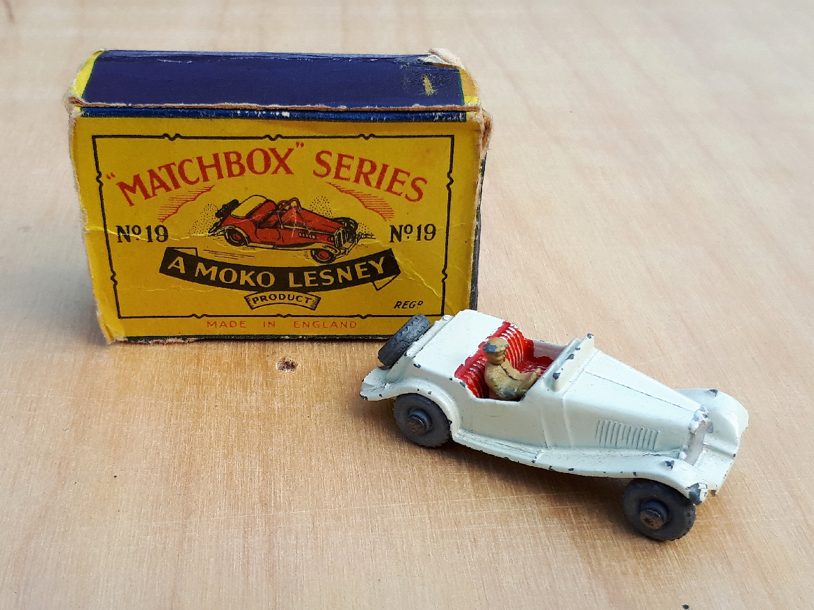 Speelgoedauto uit de Matchbox serie, nr. 19, MG sportwagen incl. doosje